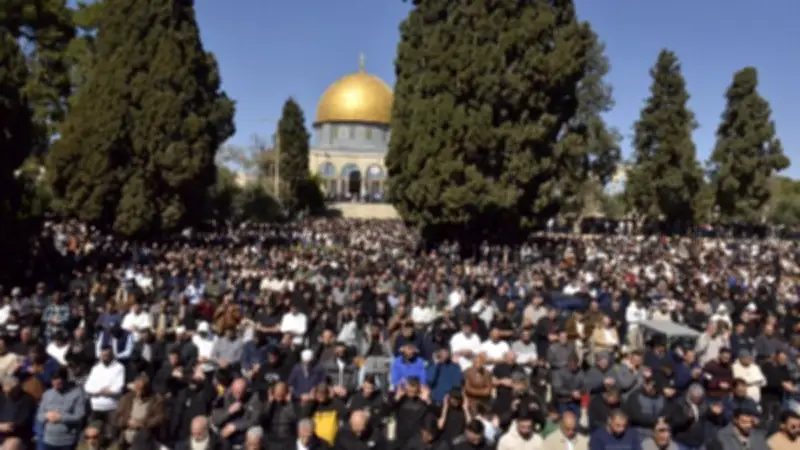مئات الفلسطينيين يصلون في أراض مهددة بالاستيلاء جنوب الخليل تأكيدا للتمسك بها