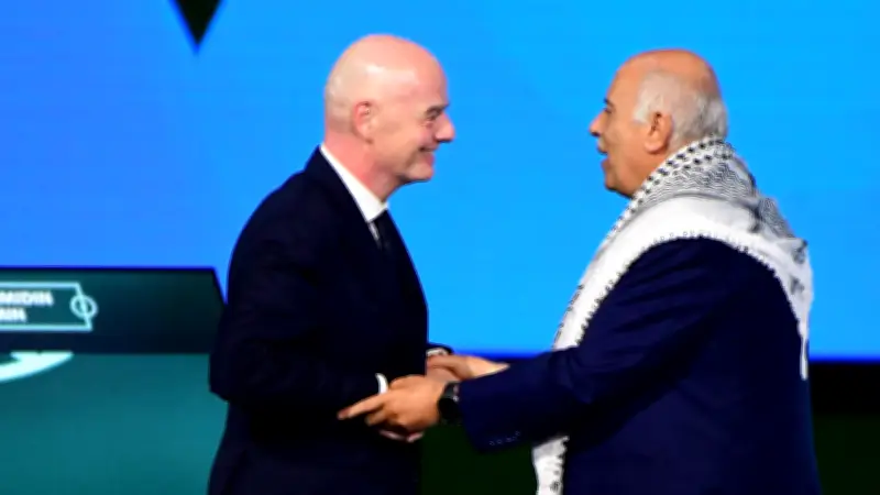 الرجوب عالق في المكسيك.. أزمة تأشيرة أمريكا تلاحق رئيس الاتحاد الفلسطيني