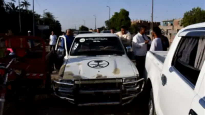 محافظ أسوان يضبط سيارات منتهية الترخيص في كوم أمبو ودراو خلال جولة ميدانية