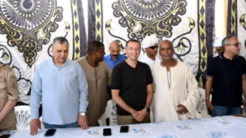 محافظ أسوان يلتقي أهالي سلوا بحرى في لقاء جماهيري موسع بكوم أمبو