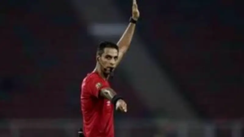 أمين عمر يُجبر لاعب التشيك على تغيير قميصه الممزق خلال كأس العالم