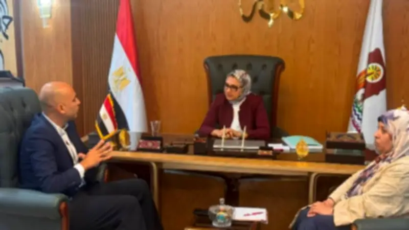 محافظ الوادي الجديد تبحث مع شركة إنجازات توسيع المشروعات التنموية