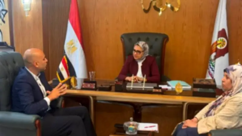 محافظ الوادي الجديد تبحث تنفيذ مشروعات نوعية للطاقة والزراعة بالإقليم