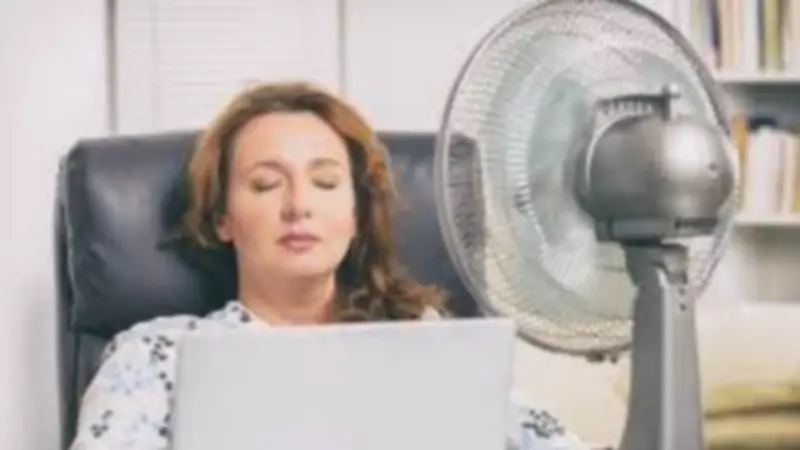 أخطاء شائعة عند تشغيل المروحة تزيد الشعور بالحر في الصيف.. تجنبيها