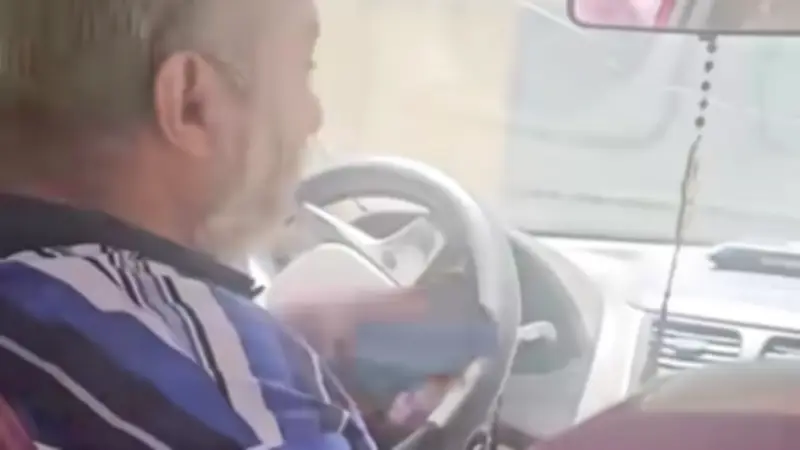 مشادة بين سيدة وسائق تطبيق نقل ذكي بسبب الأجرة تثير الجدل