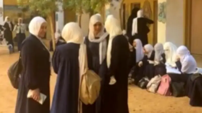 طلاب العلمي بالثانوية الأزهرية يؤدون امتحان الفيزياء اليوم السبت
