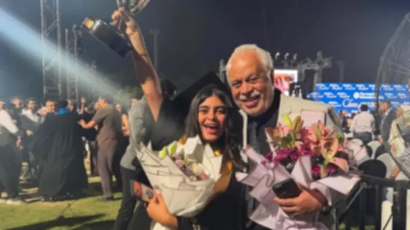 أشرف زكي وروجينا يحتفلان بتخرج ابنتهما مريم من الجامعة في أجواء عائلية