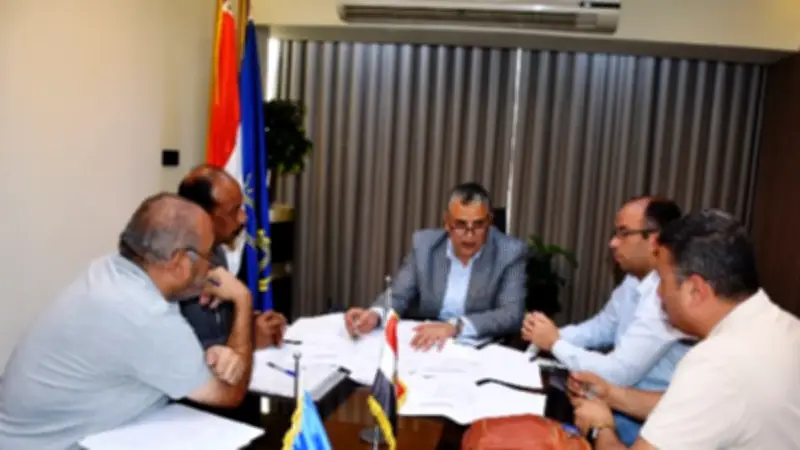 محافظ أسوان يوجه بالتعامل العلمي والإنساني مع ظاهرة الكلاب الضالة