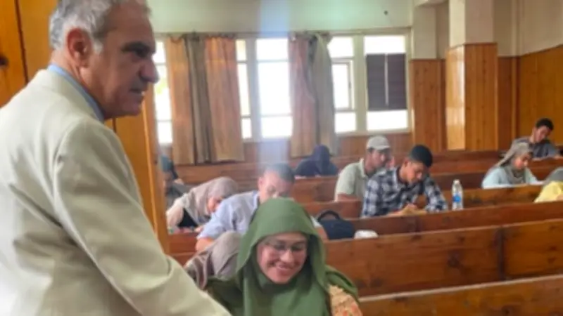 رئيس جامعة أسوان يتفقد امتحانات كلية الهندسة ويشيد بالانضباط