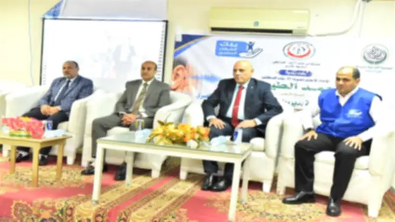 محافظ أسيوط ونائب رئيس الأزهر يسلمان 140 سماعة طبية لـ70 طفلاً من ضعاف السمع