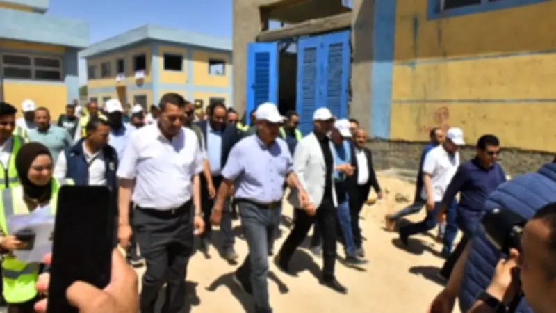 محافظ أسيوط ووزير الإنتاج الحربي يتفقدان مشروعات حياة كريمة ويؤكدان تسريع الإنجاز