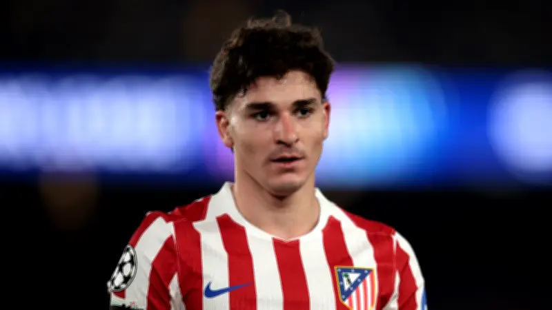أتلتيكو مدريد يغلق باب المصالحة مع ألفاريز ويرحب بصفعة خارجية لبرشلونة