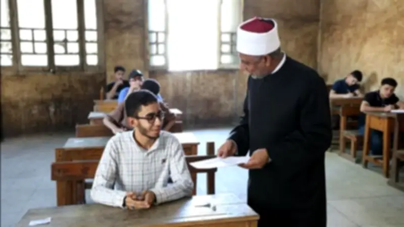 طلاب القسم العلمي بالثانوية الأزهرية يؤدون امتحان الكيمياء اليوم