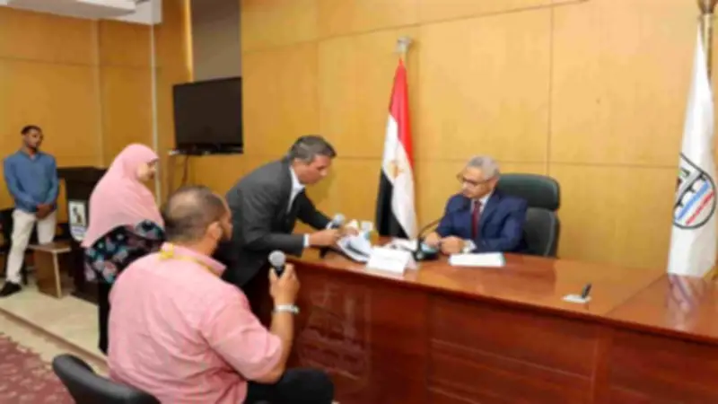 محافظ بني سويف يبحث شكاوى المواطنين ويوجه بإزالة تعديات على أملاك الدولة