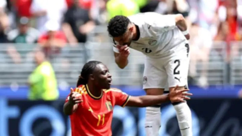 صحيفة بلجيكية تثير الجدل بازدواجية تطبيق القوانين في كأس العالم بسبب ياسر إبراهيم