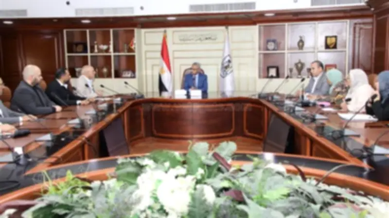 محافظ بني سويف يلتقي مستثمري بياض العرب لبحث دعم الصناعة وحل التحديات