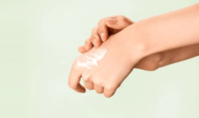 أفضل وصفات طبيعية لفتح اليدين في الصيف بخلطات منزلية فعالة