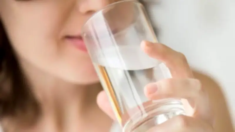 أفضل وقت لشرب الماء الدافئ لتحسين الهضم وفق الطب الصيني التقليدي