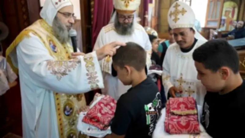 الأنبا فيلوباتير يرسم خمسة شمامسة جدد في إيبارشية أبوقرقاص