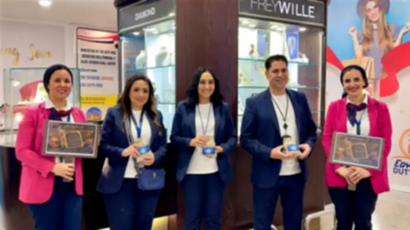 مطار القاهرة يحتفل مع الركاب برأس السنة الهجرية بالحلوى والهدايا
