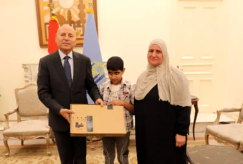 محافظ القاهرة يحقق أمنية طالب من ذوي الهمم ويهديه جهاز لاب توب