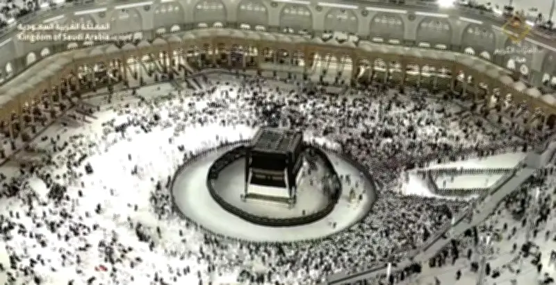 مراسم تغيير كسوة الكعبة المشرفة في صور مهيبة