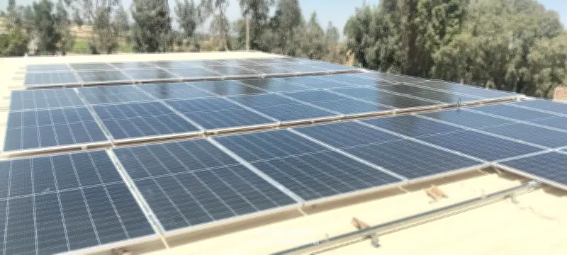 الانتهاء من تركيب محطة شمسية بوحدة غربلة النباتات الطبية في عرب العوامر