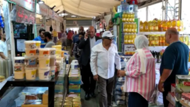محافظ الدقهلية يتفقد معرض السلع ومنفذ الخبز بحي شرق المنصورة