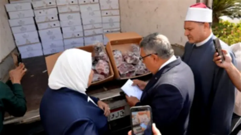 محافظ الدقهلية يتسلم 4 أطنان لحوم من صكوك الأضاحي لتوزيعها على الأسر الأولى بالرعاية
