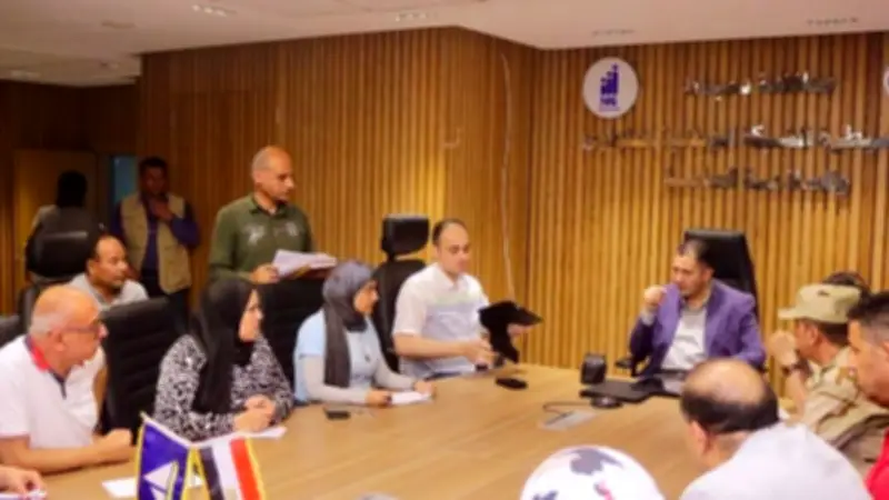 محافظ دمياط يناقش خطط الطوارئ من مركز السيطرة الشبكي