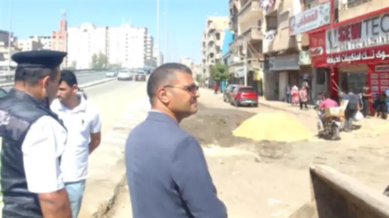نائب محافظ الدقهلية يتابع إصلاح كسر مياه بجوار كوبري المرور بالمنصورة