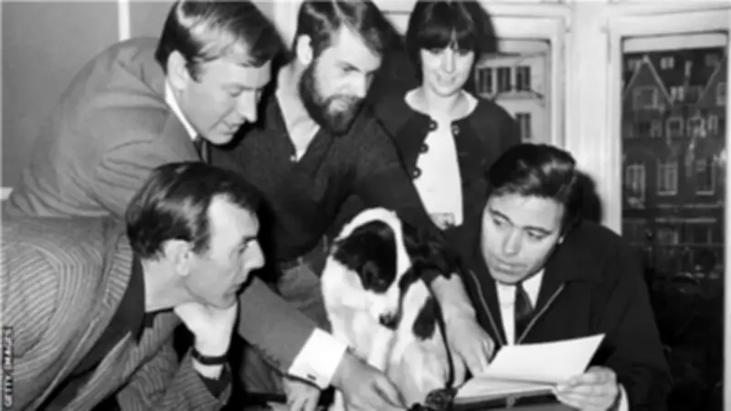 كلب يعثر على كأس العالم المسروق قبل مونديال 1966 ويصبح بطلاً في إنجلترا