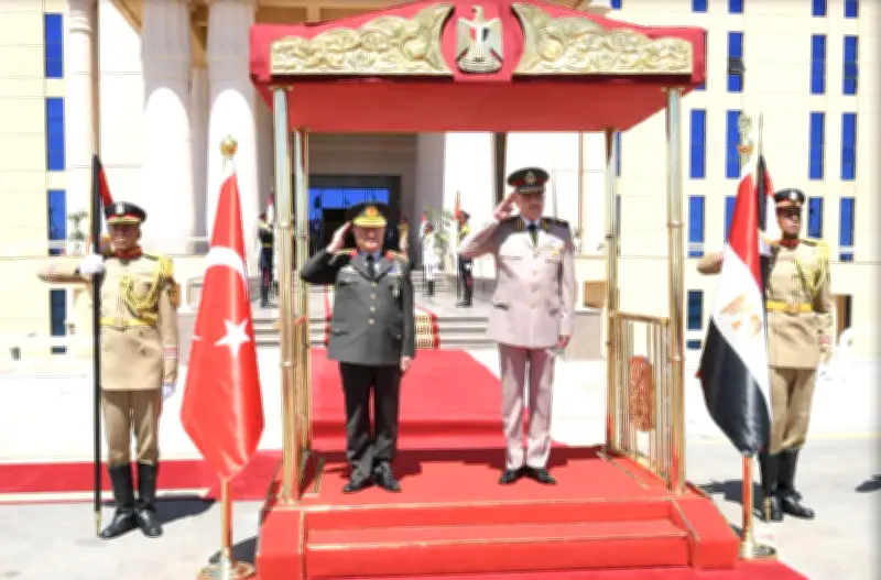 رئيس أركان القوات المسلحة يبحث تعزيز العلاقات مع نظيره التركي