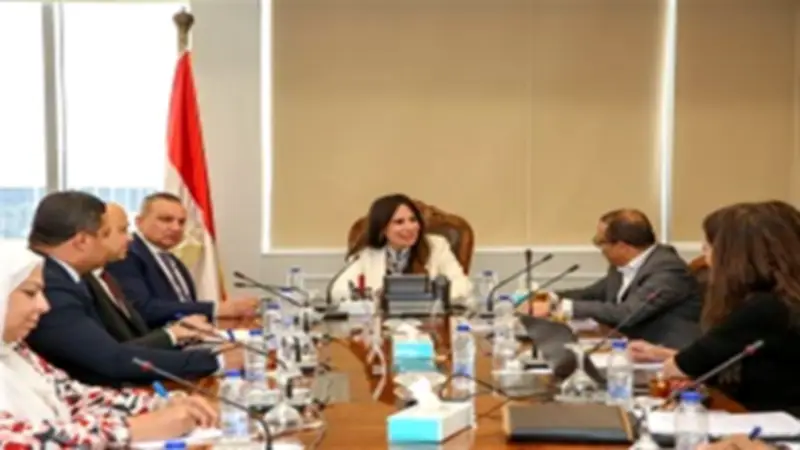 وزيرة الإسكان تدرس إنشاء أوت ليت تجاري متكامل بشرق القاهرة