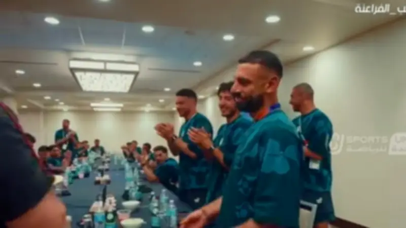 منتخب مصر يحتفل بعيد ميلاد محمد صلاح بعد مباراة بلجيكا في أمريكا