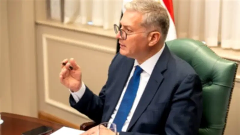 وزير البترول يبحث مع إيني الإيطالية خطط زيادة إنتاج الغاز وحفر آبار جديدة