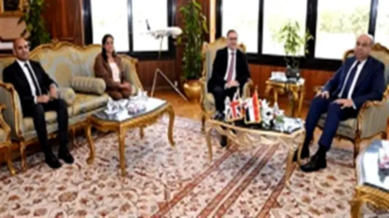 وزير الطيران المدني يبحث تعزيز حركة السفر والسياحة مع السفير البريطاني