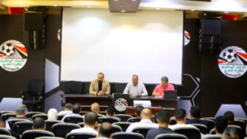 الأمين العام لاتحاد الكرة يجتمع مع مندوبي المناطق لمناقشة قواعد القيد