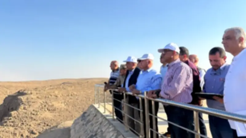 وزيرا النقل والكهرباء يتفقدان جبل سحابة وجبل عتاقة لمشروعات طاقة الرياح
