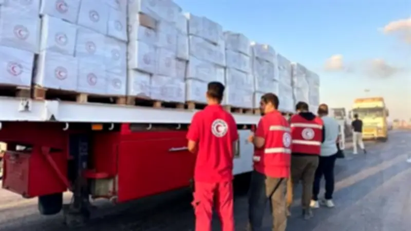 الهلال الأحمر يرسل 3117 طنًا من المساعدات إلى غزة ضمن القافلة 217