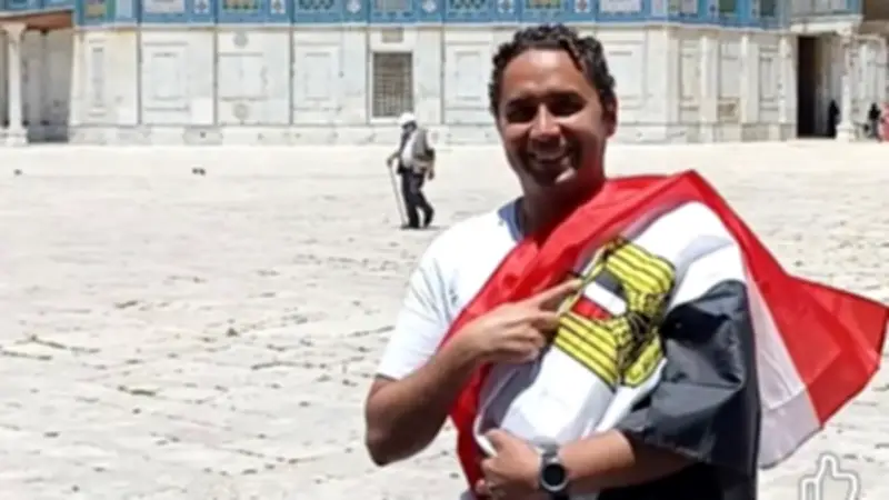 شاب يرفع العلم المصري داخل المسجد الأقصى ويشعل تفاعلًا واسعًا على السوشيال ميديا