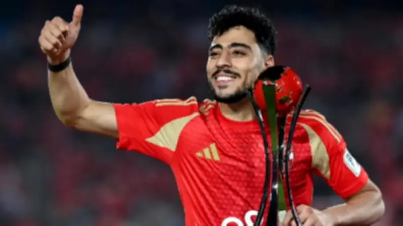 فرج عامر يؤكد عودة أكرم توفيق إلى الأهلي هذا الموسم
