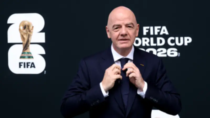 ملايين الفيفا وطائرة الاسترخاء: كيف يعيش إنفانتينو في كوكب آخر بعيداً عن كأس العالم للأندية