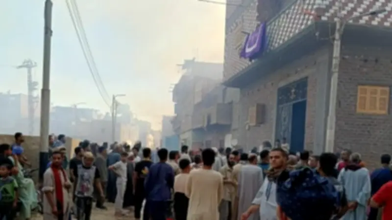 حريق يلتهم 8 منازل في قرية دير شو بأسيوط والجهود مستمرة للسيطرة