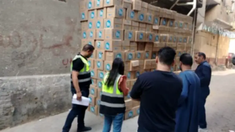 ضبط 90 ألف عبوة مياه ومشروبات غازية مخالفة بالوايلي