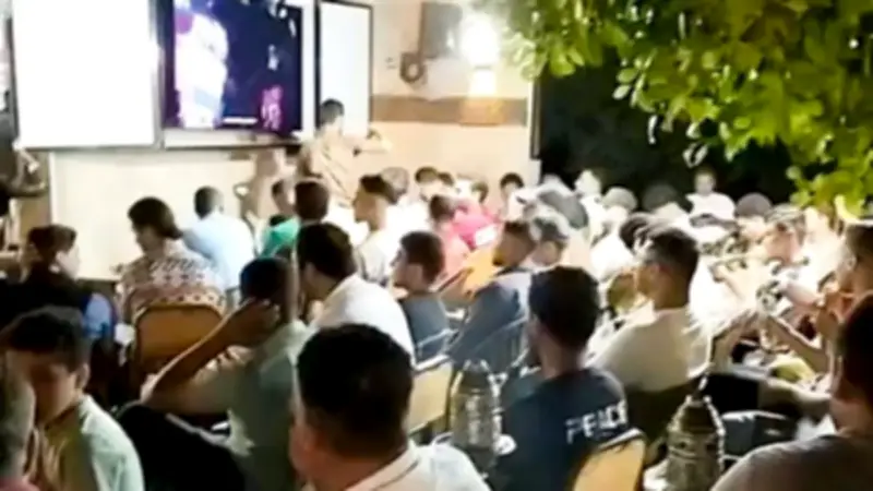أجواء كروية بالغربية: توافد الجماهير على المقاهي لمتابعة مصر وبلجيكا بكأس العالم