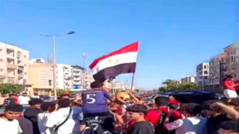 من المقاهي إلى شواطئ الغردقة.. السياح يشاركون المصريين فرحة تأهل المنتخب في كأس العالم
