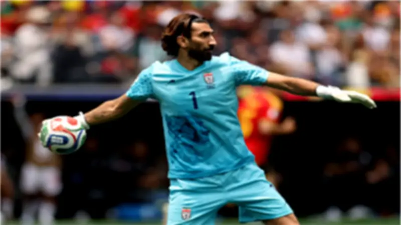 من رعي الأغنام إلى كأس العالم.. قصة حارس مرمى إيران علي رضا بيرانوند