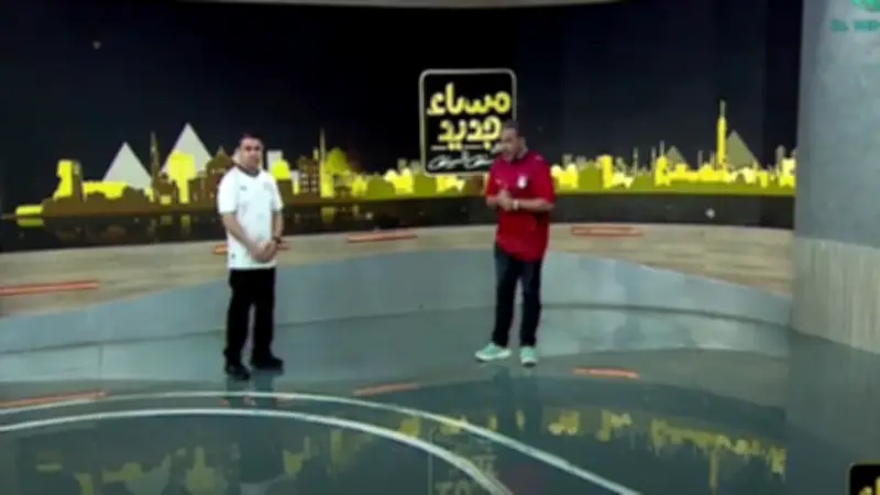 الغندور يقتحم ستوديو الحسيني مرتديا تيشيرت مصر لدعم المنتخب في المونديال