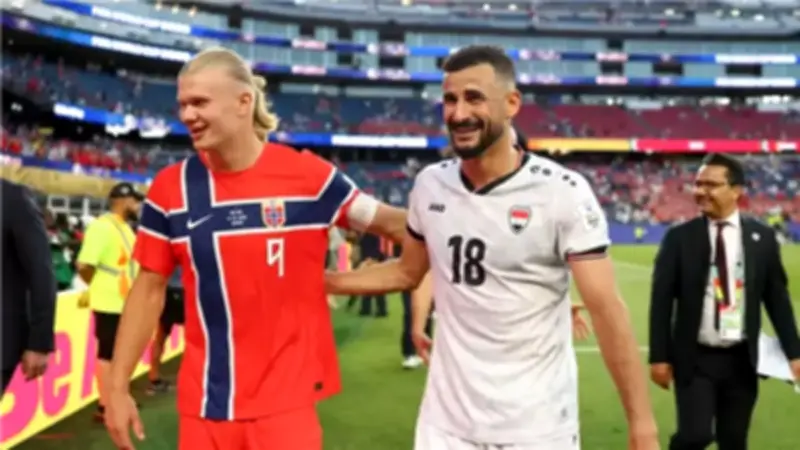 هالاند يبادل أيمن حسين التحية بعد نهاية مباراة النرويج والعراق في كأس العالم